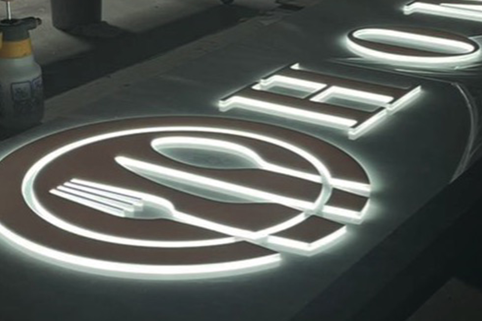 Doorsteekletters dé trend van 2022 in de Sign branche Doorsteekletters dé trend van 2022 in de Sign branche